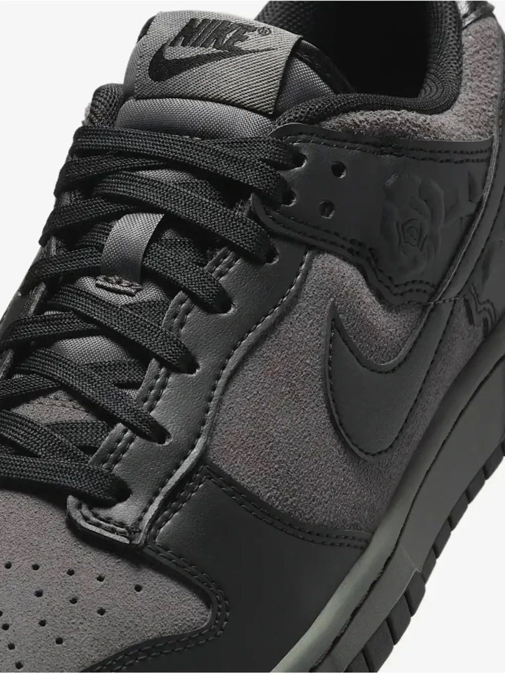 Nike Dunk Low SE in Black Roses